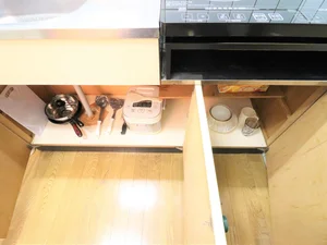 キッチンはお掃除する際に便利な2口ＩＨ♪フライパンや鍋などの調理器具だけでなく、コップやお皿などもご用意しておりますので食材さえご用意いただければ、即日自炊可能です！