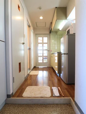 シューズボックスありの玄関です。新品のスリッパも用意しておりますので、是非ご利用ください。靴ベラも用意しておりますので、便利です。冷蔵庫も少し大きめの単身向けサイズなので、買い物量が多い時や料理の作り置きの際にも安心です。(V)o￥o(V)