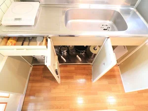 炊飯器やサランラップ、フライパンやまな板・包丁を始めとして、鍋やヘラ、お玉等も準備しております。勿論、茶椀や汁椀、丼ぶり椀などの食器類やグラスやコップ等もご用意。お箸やフォーク、スプーン、これら全てが標準装備なので、即生活が始められます。(V)o￥o(V)