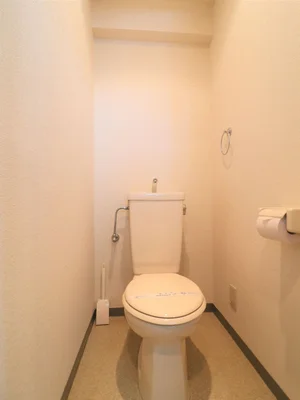 嬉しい風呂トイレ別設計です。トイレットペーパーは3ロール準備しておりますので、中～長期利用の場合も安心。トイレブラシもあるので、掃除も可能です。「あれば便利なものを多く取り扱っている」と、ご利用下さった人達から多くの声が届いております。(V)o￥o(V)