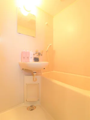 風呂トイレ別設計なので、気兼ねなくお使いいただけます。シャンプー・コンディショナー・ボディーソープを完備し、新品のボディータオルもご用意。勿論、洗剤とスポンジもあるので、掃除も可能です。風呂桶もご用意しておりますので、湯船に浸かっていただく際にも便利。普段家では浸からないけれど、という人こそ、こういう時には便利です。(V)o￥o(V)