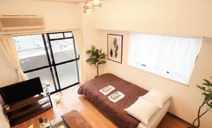 小窓があるので、明るく綺麗な洋室です。32型ＴＶにＤＶＤプレイヤーもあるので、室内でお過ごしの際も選択肢の幅が出ます。掃除機や空気清浄機もあるので、いつでも清潔な生活が出来ます。我が家のようにくつろぐことのできる空間をご提供いたします。※植木と額とクッションなどの装飾は写真用です。