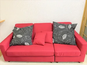 二人用のソファです☆クッションも付いてます！！ローテーブルもお洒落なテーブルとなってます♪♪