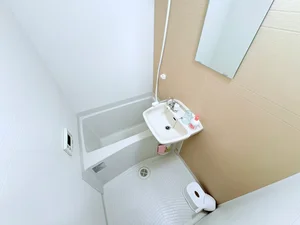 バストイレは別♪バスルームには風呂桶・風呂イス・風呂用洗剤・スポンジをご用意しておりますのでぜひご活用ください！