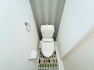 ウォシュレットつきのトイレです。老若男女皆様に安心してご利用いただけますね☆トイレにもトイレ用洗剤とトイレ用ブラシをご用意しておりますので長期ご利用の場合の気になる汚れなどもお掃除して頂けます＾＾