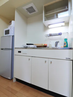 キッチンスペース　一人暮らしには十分な広さで調理していただけます。　冷蔵庫や電子レンジ・電機ケトル等ありでホテルにはない家電類が充実のラインナップ！