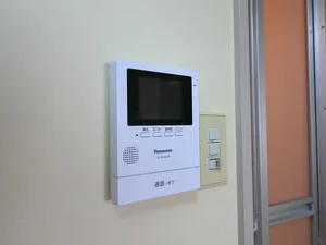 TVドアホン付き！　誰が訪ねてきたか一目瞭然でわかるので　セキュリティ面も考慮されていて女性にも安心の物件！
