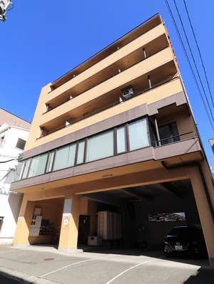 唐戸市場やからっと市場も近いので　とても便利です！お近くには　カフェやランチできるところもありますので　見て回るのも良いかもしれません！商店街や下関市役所もございます！