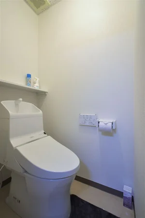 温水暖房便座につき、トイレットペーパーもついております♪定期的にトイレ洗剤とブラシをお使いいただき　綺麗に！快適なお時間をお過ごしくださいませ！