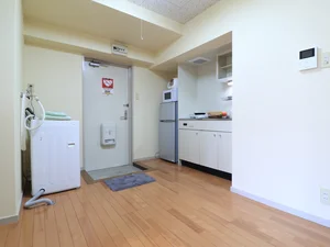 広々とした玄関スペース♪　キッチンにも調理器具や食器類などそろっているので自炊できて　健康面に考慮♪