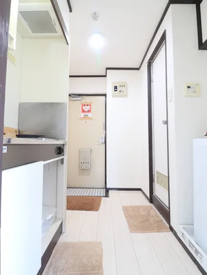 白を基調とした玄関(^^♪靴ベラやスリッパもご用意しておりますので是非ご活用ください♪