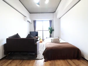 大き目なテレビがあり、ゆっくり寛げる空間となっております。家具家電だけでなく、ティッシュやリセッシュ等もご用意させてもらっているので非常にご満足度高くご利用いただいております!