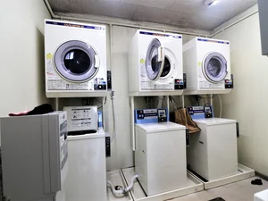 部屋に洗濯機はないですが、ランドリーがございますので是非ご利用ください。
