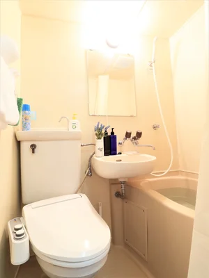 ささっとお風呂を済ませたい方にオススメのユニットバス！シャンプー・ボディーソープなど充実の品ぞろえです♪また、トイレブラシなど他では置いてない備品もご用意しておりますので、短期～長期でお住まいの方にも「あったら助かるものが多い」とご好評いただいております(^^♪