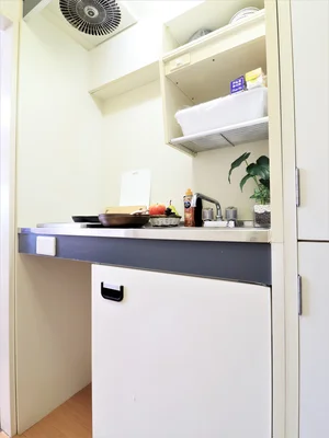 キッチン備品！フライパンや鍋などの調理器具だけでなく、お皿やお椀なども用意しております。更にサランラップなどの備品も多数ございます♪