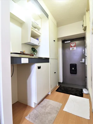 玄関にはシューズＢＯＸがございますので毎回片づけていただき、常に清潔な空間を保っていただくことが可能です♪また、スリッパ・靴ベラもご用意しておりますので是非ご活用ください♪