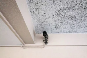 防犯カメラ付きで不審者撃退!