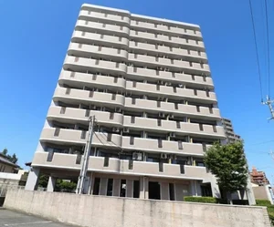 オートロック付き♪周辺にはコンビニ、飲食店など生活する際に助かるお店がたくさんあり、便利な立地です。