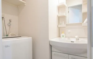 洗濯は、室内で可能！　脱衣所もあり独立洗面台にて朝の準備もスムーズにご利用頂けます！ドライヤーもございますよ！ハブラシもございます。