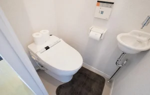 暖房温水便座がございます。また　洗面もあるので　なかなか便利です！　トイレットペーパーはもちろんございますが、定期的に　半長期的に利用されるのなら　掃除道具もあった方が良いですね！　トイレ洗剤とブラシがあるので綺麗にできます！