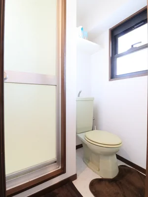 バストイレ別！トイレットペーパーやトイレブラシ等、他では置いてない備品も沢山ございますので短期～長期でお住まいの方にも「あったら助かるものが多い」と大変ご好評いただいております。