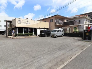 虎屋本舗 沖野上店まで徒歩８分