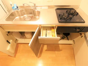 自炊される方には嬉しい2口コンロ付き(^^♪フライパン等の調理器具だけでなく、炊飯器やポット・ケトルもご用意しておりますので入居してすぐ自炊することが可能です！