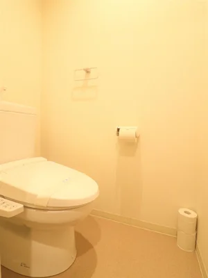 バストイレ別！トイレはなんとウォシュレット付き！トイレットペーパーやトイレブラシ等、他では置いてない備品も沢山ございますので短期～長期でお住まいの方にも「あったら助かるものが多い」と大変ご好評いただいております。