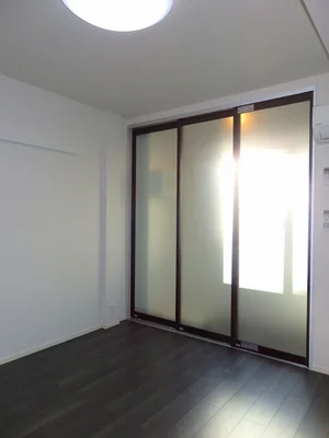 のマンスリーマンション・ウィークリーマンション「ソ－レ愛宕 102・洋室(No.1285898)」メイン画像