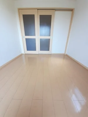 のマンスリーマンション・ウィークリーマンション「ピースフル・コート 103・洋室(No.1287372)」メイン画像