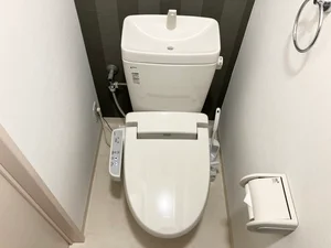 ウォシュレットつきのトイレです。老若男女皆様に安心してご利用いただけますね☆トイレにもトイレ用洗剤とトイレ用ブラシをご用意しておりますので長期ご利用の場合の気になる汚れなどもお掃除して頂けます^^
