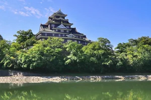 岡山城まで徒歩6分、450m。