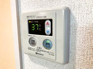 給湯スイッチあり　即座にお湯を使える：コーヒーやインスタント食品、カップ麺などをすぐに準備可能。  時間の節約：湯沸かしポットを使わずに、お湯がすぐ利用できるため朝の準備や仕事の合間が効率的。  利便性向上：出張中の簡単な調理や洗浄に対応でき、滞在中の快適さが増す。  安全性：適温でお湯を供給できるため、やけどや過熱のリスクを軽減。