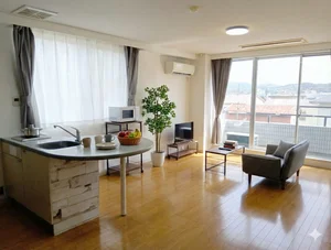 のマンスリーマンション・ウィークリーマンション「【洲本IC車12分/駐車場無料🚗】目の前コンビニで深夜の買い出しも安心🏪広々1LDKで快適な出張生活を✨【M065】(No.1293447)」メイン画像