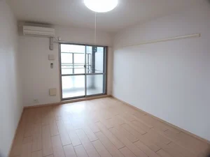 のマンスリーマンション・ウィークリーマンション「ソレアード　小柳 101・洋室(No.1297478)」メイン画像