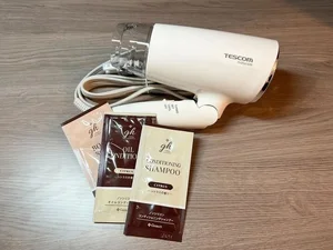 ドライヤー、1回分のシャンプー・トリートメント・リンス