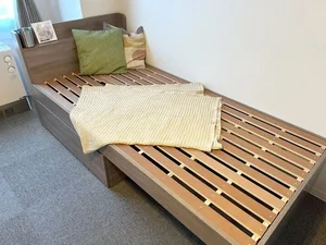 シングルサイズのベッドを設置しております！※写真とデザイン等が異なる場合がございます。