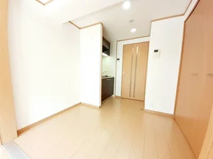 のマンスリーマンション・ウィークリーマンション「ＣＲＯＳＳ　ＷＡＶＥ嵐山 107・洋室(No.1304029)」メイン画像