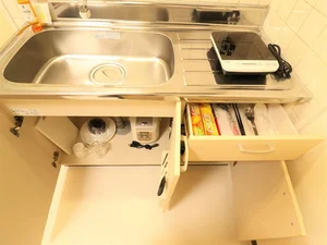 フライパンや鍋などの調理器具はもちろん、皿など料理に必要なものをご用意させていただいております。また炊飯器もございますので、毎日炊き立てのご飯を召し上がっていただくことも可能です♪
