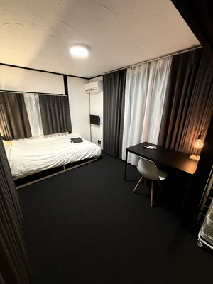 長崎女子短期大学周辺のマンスリーマンション・ウィークリーマンション「ジェイ小菅町 206・ダブルベッド・32インチテレビ(No.1324499)」メイン画像