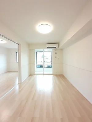 のマンスリーマンション・ウィークリーマンション「トラ　イ　フィウミ　Ｂ 102・洋室(No.1325775)」メイン画像