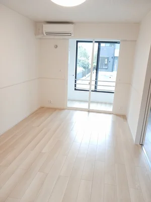 のマンスリーマンション・ウィークリーマンション「ＢＡＳＥＭＥＮＴ　Ⅰ 101・洋室(No.1327561)」メイン画像