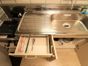 フライパンなど調理器具だけでなく、コップやお皿もご用意しております♪炊飯器もございますので、毎日炊き立てのご飯を食べることができます(^^♪