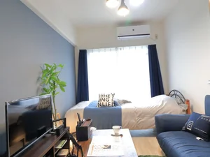 大きめなテレビがあり、ゆっくり寛げる空間となっております。家具家電だけでなく、ティッシュやリセッシュ等もご用意させてもらっているので非常にご満足度高くご利用いただいております！