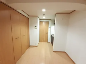 のマンスリーマンション・ウィークリーマンション「ＣＲＯＳＳ　ＷＡＶＥ嵐山 105・洋室(No.1338405)」メイン画像