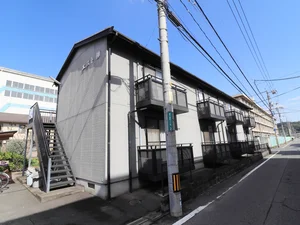 外観！周辺にはコンビニや飲食店など生活する際に助かるお店もございます♪