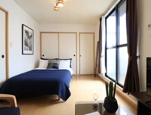 大き目なテレビとソファーがあり、ゆっくり寛げる空間となっております。家具家電だけでなく、ティッシュやリセッシュ等もご用意させてもらっているので非常にご満足度高くご利用いただいております！※植木と額とクッションなどの装飾は写真用です。