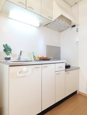 キッチンはお掃除する際に便利なＩＨ♪フライパンや鍋などの調理器具だけでなく、コップやお皿などもご用意しておりますので食材さえご用意いただければ、即日自炊可能です！