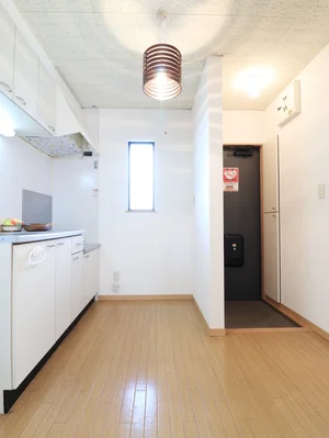 フライパンなど調理器具だけでなく、コップやお皿もご用意しております♪炊飯器もございますので、毎日炊き立てのご飯を食べることができます(^^♪