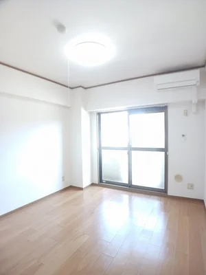 広島県のマンスリーマンション・ウィークリーマンション「メルヴェイュ・ロジュマン 101・洋室(No.1360122)」メイン画像